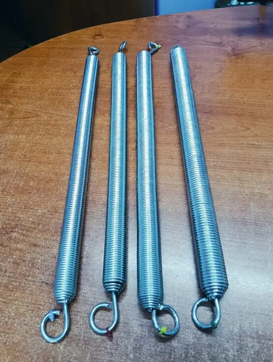 Resortes de acero para cama de pilates, diseñados para ofrecer tensión controlada y soporte en equipos de entrenamiento y rehabilitación.